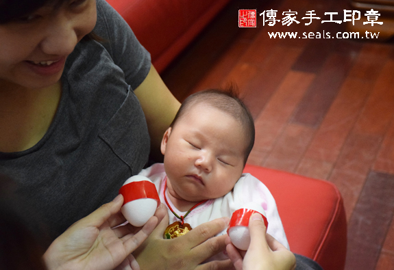 吳寶寶(台中北屯區到府嬰兒寶寶滿月剃頭理髮、免費到府嬰兒剃胎毛儀式吉祥話)。到府剃頭剃胎毛主持、專業拍照、DVD光碟、證書。★購買「臍帶章、肚臍章、胎毛筆刷印章」贈送：剃頭、收涎、抓周，三選一。2015.12.06 照片3